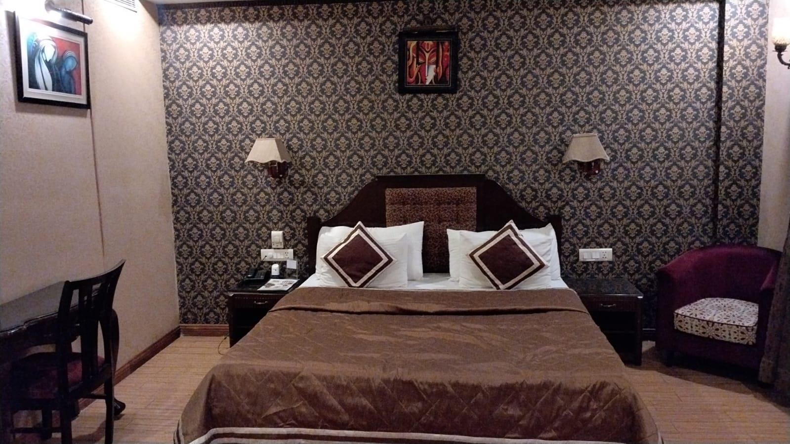 room-img